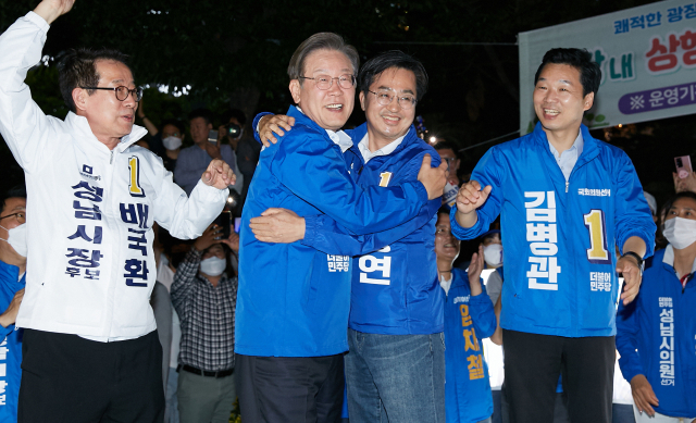 더불어민주당 김동연 경기도지사 후보가 지난 21일 오후 경기도 성남시 야탑역에서 이재명 총괄선거대책위원장, 김병관 성남 분당갑 국회의원 보궐선거 후보, 배국환 성남시장 후보와 합동 유세를 하고 있다. 연합뉴스