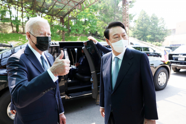 윤석열 대통령이 22일 오후 오산 미 공군기지에서 방한 일정을 마치고 일본으로 향하는 조 바이든 미국 대통령을 배웅하고 있다. 연합뉴스