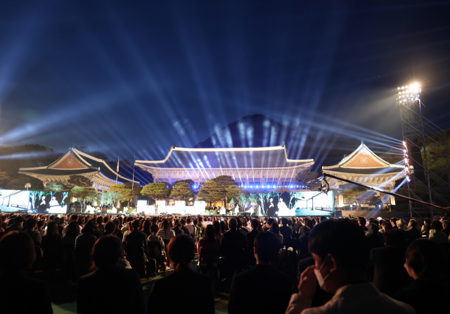 22일 저녁 청와대 본관 앞 대정원 야외무대에서 청와대 개방을 기념해 KBS 1TV '열린음악회'가 열리고 있다. 연합뉴스