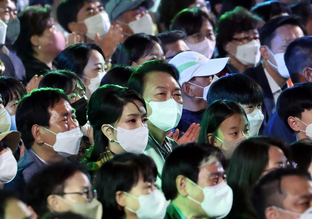 윤석열 대통령과 김건희 여사가 22일 청와대 대정원 야외무대에서 열린 청와대 국민개방기념 특별기획 KBS 열린음악회에서 공연을 관람하고 있다. 연합뉴스