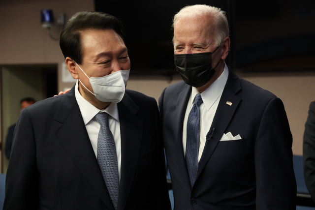 윤석열 대통령과 조 바이든 미국 대통령이 22일 오후 오산 미 공군기지의 항공우주작전본부(KAOC)를 방문, 밝은 표정을 짓고 있다. 연합뉴스