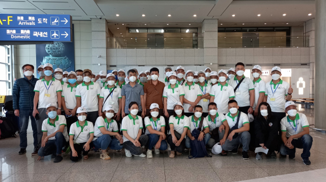 지난 4월 베트남 꽝빈성에서 입국한 계절근로자들이 공항 입국장에서 기념사진을 촬영했다. 현재 이들은 농가에 배치돼 일손을 돕고 있다. 영주시 제공