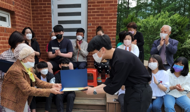 성주군 가천면 박자연(왼쪽) 할머니가 가천중 학생에게 장학금을 전달하고 있다. 성주군 제공