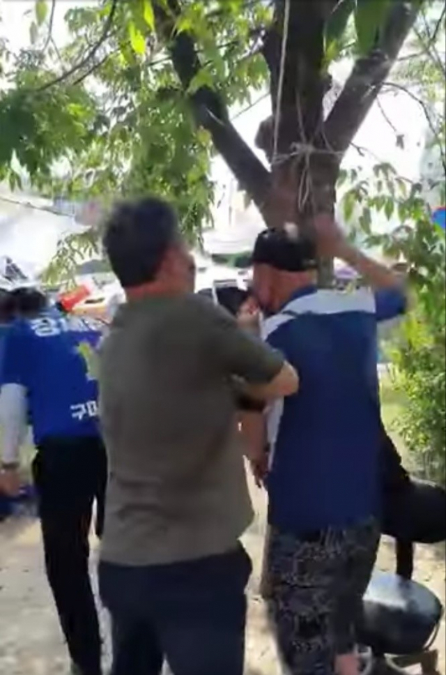 더불어민주당 장세용 구미시장 후보 선거운동원이 한 남성으로부터 폭행을 당하고 있다. 장세용 시장 후보 선거 캠프 제공