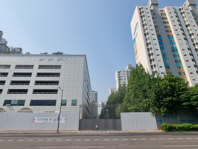 대구 북구 칠성동 홈플러스의 철거로 인한 소음과 분진으로 인근 아파트 주민들이 피해를 호소하고 있다. 지난해 폐점된 칠성동 홈플러스로부터 약 20m 떨어진 곳엔 624세대 규모의 삼성아파트 주민들이 거주하고 있다. 임재환 기자