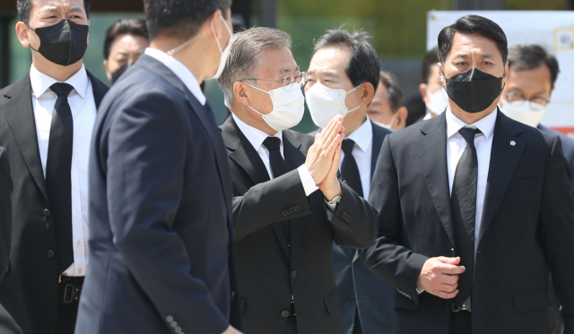 노무현 전 대통령 서거 13주기 추모제가 엄수되는 23일 오전 문재인 전 대통령이 경남 김해시 진영읍 봉하마을 