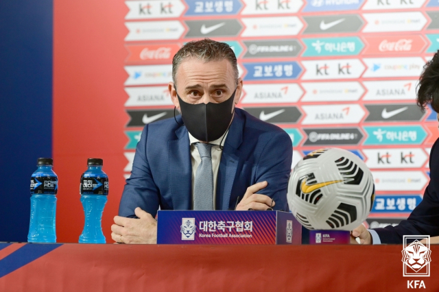 파울루 벤투 한국 축구대표팀 감독이 23일 서울 신문로 축구회관에서 6월 A매치 4연전에 대비한 28명의 대표팀 선수 명단을 발표하고 있다. 연합뉴스