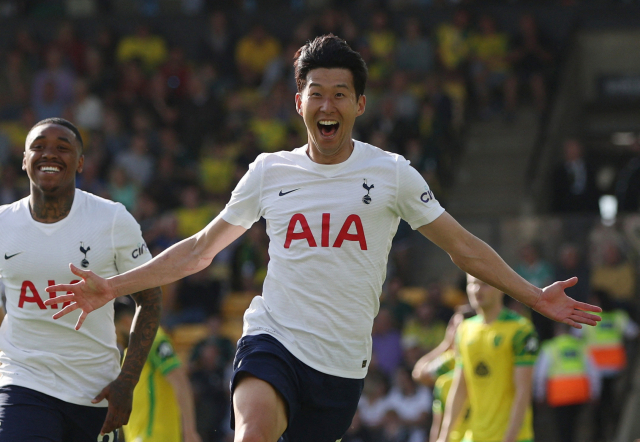 영국 잉글랜드 프리미어리그(EPL) 토트넘 홋스퍼의 손흥민이 23일 노리치의 캐로 로드에서 열린 노리치 시티와의 최종 38라운드 경기에서 팀의 5번째 골이자 23호 골을 터뜨린 뒤 환호하고 있다. 손흥민은 이날 경기에서 22, 23호 골을 연달아 터트리며 팀의 5대0 대승을 이끌었다. 이로써 손흥민은 아시아인 첫 EPL 득점왕에 등극했다. 연합뉴스