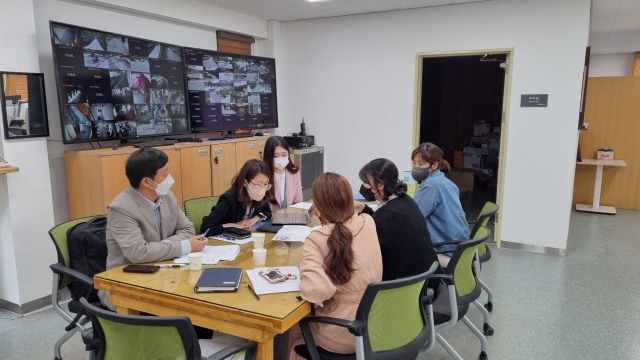 군위군 관계자들이 군위에서 창업한 청년들과 행정적 지원이 필요한 부분 등에 대해 얘기를 나누고 있다. 군위군 제공