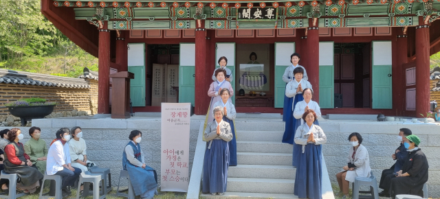 여중군자장계향선양회는 21일 영양 두들마을 장계향문화체험교육원에서 선생 탄신 424주년 기념 춘계 헌다례를 가졌다. 영양군 제공