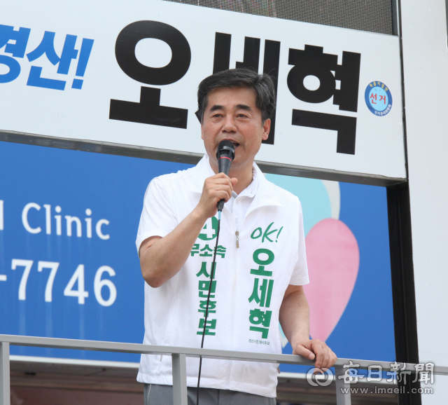 오세혁 무소속 경산시장 후보가 23일 자인장날 자인시장 입구에서 거리유세를 하고 있다. 김진만 기자