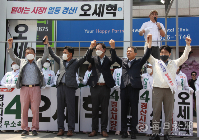 오세혁 무소속 경산시장 후보의 23일 자인시장 입구 거리유세에 앞서 시민협의체 유윤선, 안국중, 황상조, 정재학, 김성준(왼쪽부터) 선대위공동위원장들이 인사를 하고 있다. 김진만 기자
