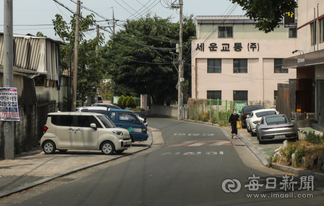대구 수성구 시지2차사월보성타운 주민들이 아파트 건축으로 인한 기존 도로 폐도 방침에 반발하고 있다. 사진은 해당 도로. 우태욱 기자 woo@imaeil.com