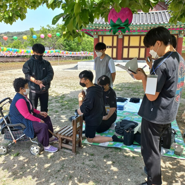 구미 모례마을 할머니와 대화를 나누는 심인고 학생들. 대구시교육청 제공