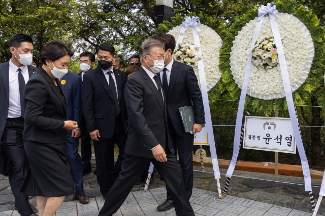 문재인 전 대통령 내외가 23일 경남 김해시 진영읍 봉하마을 노무현 전 대통령 묘역에서 참배를 마친 뒤 이동하고 있다. 연합뉴스