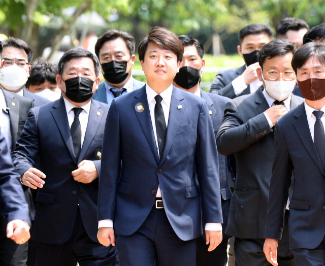 국민의힘 이준석 대표가 23일 경남 김해시 진영읍 봉하마을에서 엄수된 노무현 전 대통령 서거 13주기 추도식에 참석하고 있다. 연합뉴스