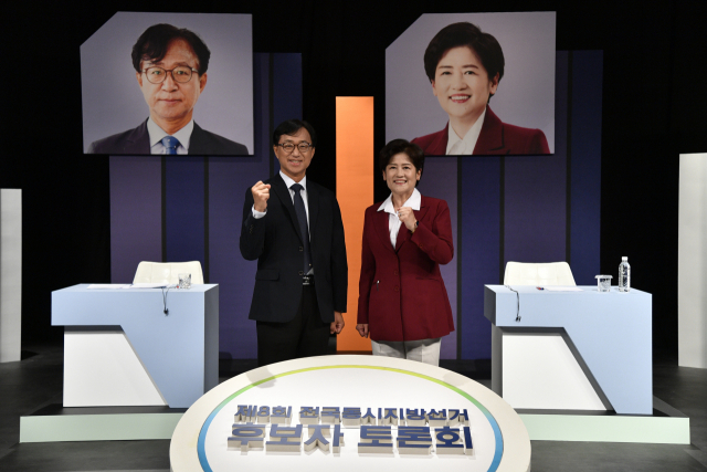 엄창옥(왼쪽)·강은희 대구시교육감 후보가 23일 TBC대구방송에서 열린 대구시선거방송토론위원회 주관 제8회 전국동시지방선거 대구시교육감 후보자 토론회 시작 전 각오를 다지고 있다. 김영진 기자 kyjmaeil@imaeil.com
