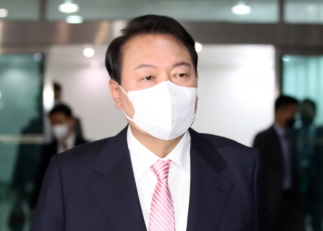 윤석열 대통령이 23일 오전 용산 대통령실 청사로 출근하고 있다. 연합뉴스