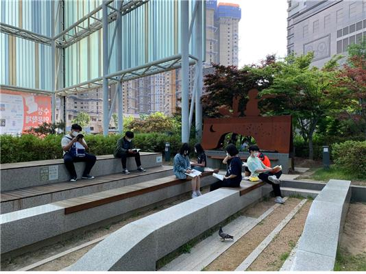 범어도서관 야외정원에서 어린이들이 독서를 하고 있다. 범어도서관 제공