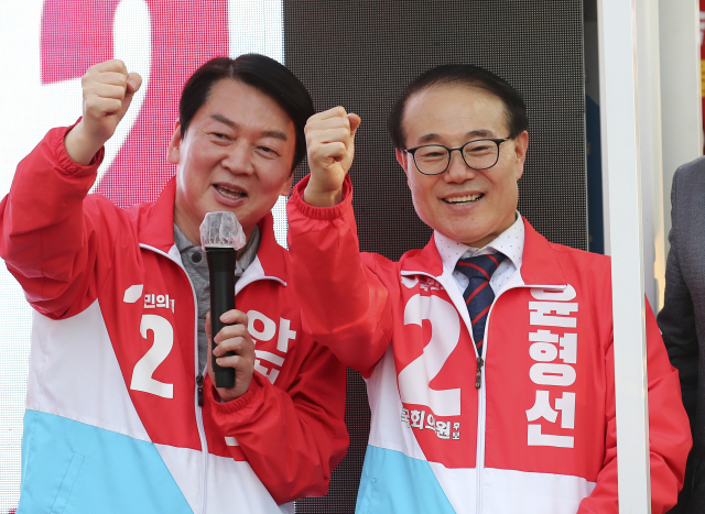 국민의힘 안철수 성남분당갑 국회의원 후보가 22일 인천 계양구청 앞에서 윤형선 후보 유세차에 올라 지원 유세를 하고 있다. 연합뉴스