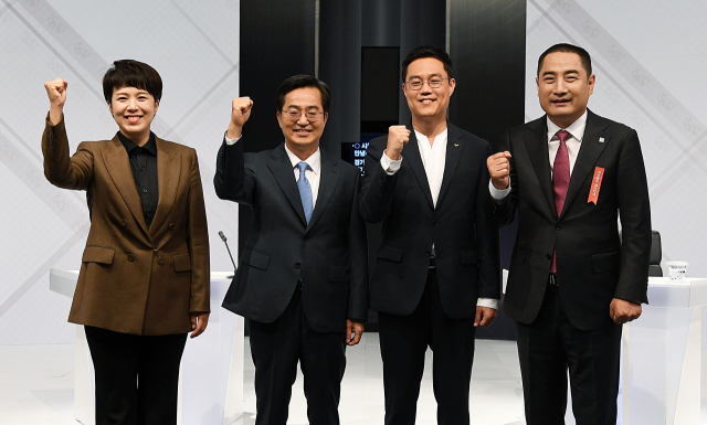 23일 서울 마포구 SBS 스튜디오에서 진행된 경기도선거방송토론위원회 주관 제8회 전국동시지방선거 경기도지사 후보자 토론회에서 국민의힘 김은혜(왼쪽부터), 더불어민주당 김동연, 정의당 황순식, 무소속 강용석 경기도지사 후보가 토론회 시작 전 기념촬영을 하고 있다. 연합뉴스