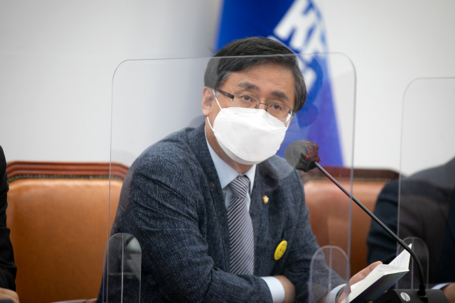더불어민주당 김성환 정책위의장이 12일 오전 국회에서 열린 추경안 관련 기자간담회에서 발언하고 있다. 연합뉴스