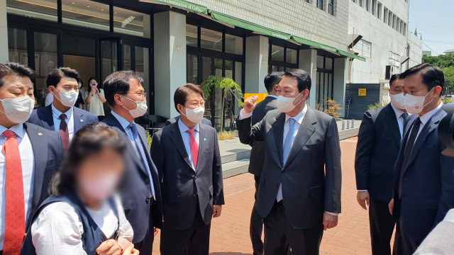 24일 대구를 찾아 근대골목 투어중인 윤석열 대통령과 권영진 대구시장, 정창룡 매일신문 사장.(사진 오른쪽부터). 대구시 제공
