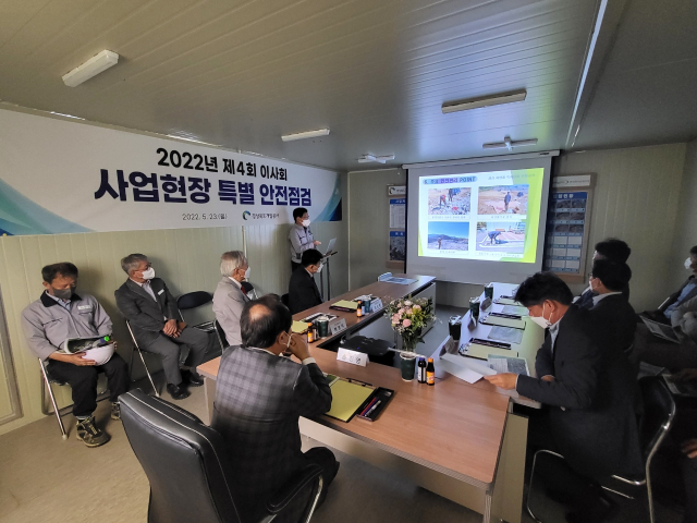 경북개발공사 이사회가 경산 화장품 특화단지 조성현장에서 직접 안전 점검을 시행하고 있다. 경북개발공사 제공