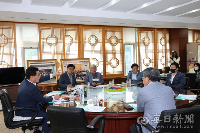 포항·경주·영천·경산·영덕 기초의회 의장들이 경북 동남권 시·군의회의장협의회 월례회를 진행하고 있다. 포항시의회 제공