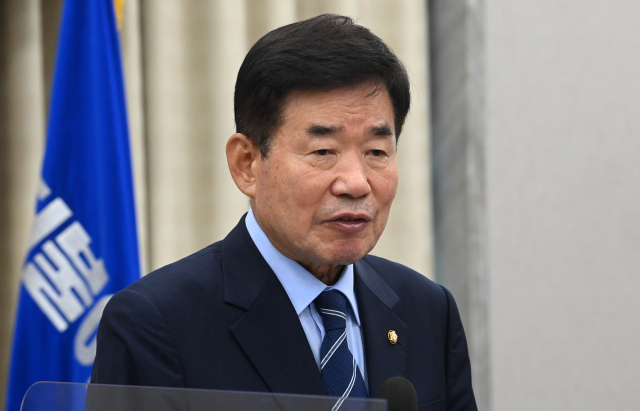 제21대 국회 후반기 국회의장 후보로 선출된 더불어민주당 김진표 의원이 24일 오전 국회에서 열린 화상 의원총회에서 소감을 밝히고 있다. 연합뉴스