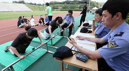 팔굽혀펴기 종목을 치르는 경찰수험생들. 연합뉴스