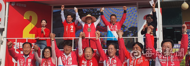 이철우 국민의힘 경북도지사 후보가 24일 영덕군 강구면을 찾아 김광열 영덕군수 후보를 비롯한 국민의힘 공천자들과 합동유세를 펼치며 압도적인 지지를 호소했다. 김대호 기자
