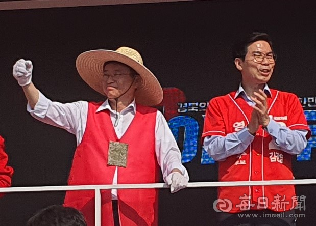 이철우(왼쪽) 국민의힘 경북도지사 후보가 24일 오후 영덕군 강구면을 찾아 김광열 영덕군수 후보와 함께 국민의힘 지지를 호소하며 합동유세를 펼치고 있다. 김대호 기자