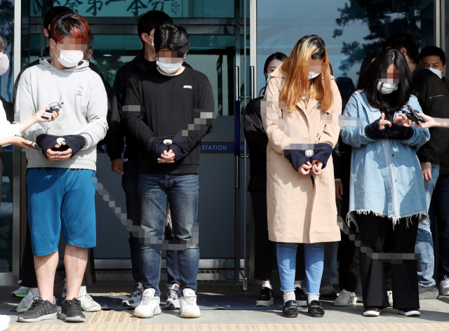 장애인을 살해하고 야산에 암매장한 혐의를 받는 남녀 4명이 6일 오전 경기도 김포시 김포경찰서에서 검찰로 송치되기 전 취재진의 질문을 받고 있다. 사진은 왼쪽부터 살인·사체유기 혐의를 받는 A(30·남)씨와 B(27·남)씨, 살인방조·사체유기 혐의를 받는 C(25·여)씨, 사체유기 혐의를 받는 D(30·여)씨. 연합뉴스
