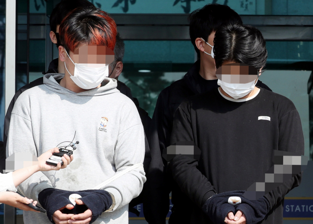 경기 김포경찰서는 6일 살인·사체유기 혐의를 받는 A(30·남)씨와 B(27·남)씨, 살인방조·사체유기 혐의를 받는 C(25·여)씨, 사체유기 혐의를 받는 D(30·여)씨 등 4명을 검찰에 송치했다고 밝혔다. 사진은 왼쪽부터 살인·사체유기 혐의를 받는 A(30·남)씨와 B(27·남)씨. 연합뉴스