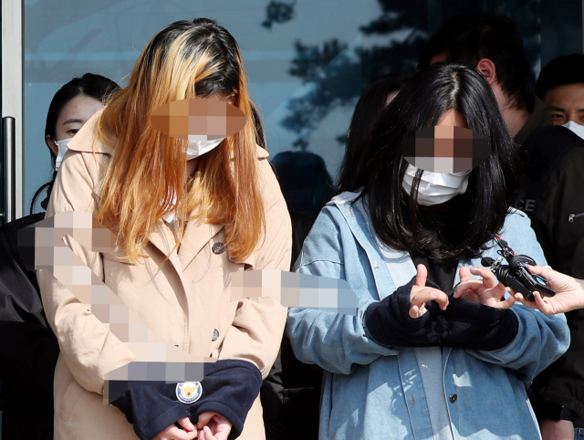 장애인 살해·암매장 사건에 가담한 여성 2명이 6일 오전 경기도 김포시 김포경찰서에서 검찰로 송치되기 전 취재진의 질문을 받고 있다. 사진은 왼쪽부터 살인방조·사체유기 혐의를 받는 C(25·여)씨와 사체유기 혐의를 받는 D(30·여)씨. 연합뉴스