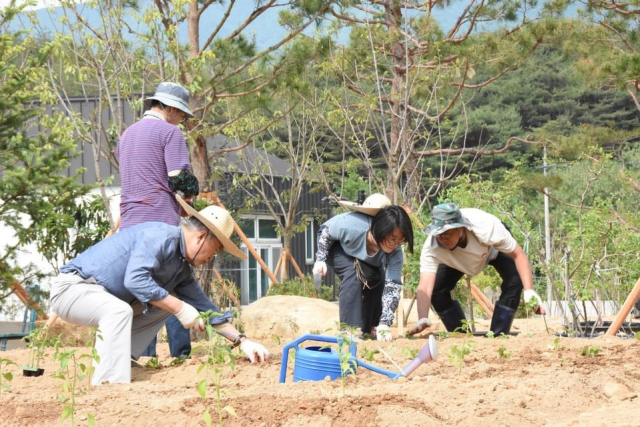 문재인 전 대통령과 평산마을 비서실이 사회관계망서비스(SNS)를 통해 20일 문 전 대통령이 경남 양산시 하북면 평산마을 사저에서 밭일하는 모습을 공개했다. 문 전 대통령은 