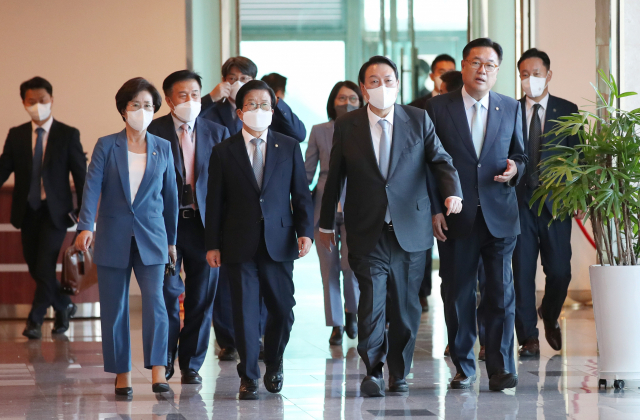 윤석열 대통령이 24일 오후 서울 용산 국방컨벤션에서 열린 국회의장단 초청 만찬을 위해 만찬장으로 이동하고 있다. 왼쪽부터 김상희 부의장, 박병석 국회의장, 윤 대통령, 정진석 부의장. [대통령실통신사진기자단] 연합뉴스