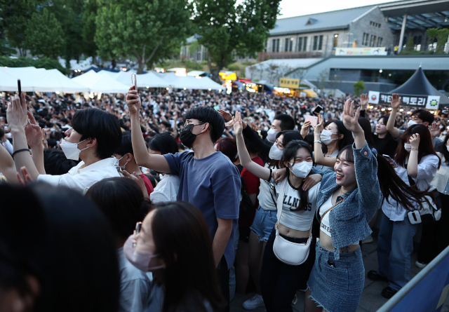 24일 오후 서울 성북구 고려대학교에서 열린 2022 고려대 대동제에서 학생들이 래퍼 비와이의 공연을 보고 있다. 연합뉴스