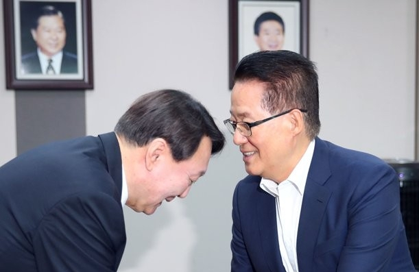 2019년 8월 7일 당시 윤석열 검찰총장이 박지원 민주평화당 국회의원을 예방했다. 이는 같은 해 7월 25일 검찰총장에 임명된 직후 시점이었다. 연합뉴스
