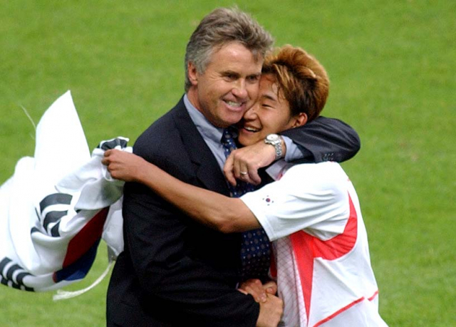 2002 한일 월드컵 8강전에서 스페인에 승리한 뒤 이천수와 껴안은 히딩크 전 감독. 연합뉴스
