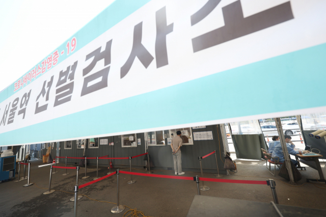 24일 서울역광장에 마련된 코로나19 선별검사소가 한산하다. 이날 코로나19 신규 확진자수는 전날보다 2.6배가량 늘어난 2만명대 중반을 기록했지만, 화요일 발표 신규 확진자 수만 보면 2월1일 이후 16주 사이 가장 적다. 연합뉴스