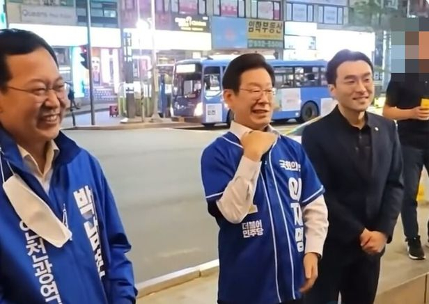 선거 운동 중에 손으로 목을 긋는 동작을 하고 있는 이재명 더불어민주당 인천 계양을 후보. 유튜브 캡처