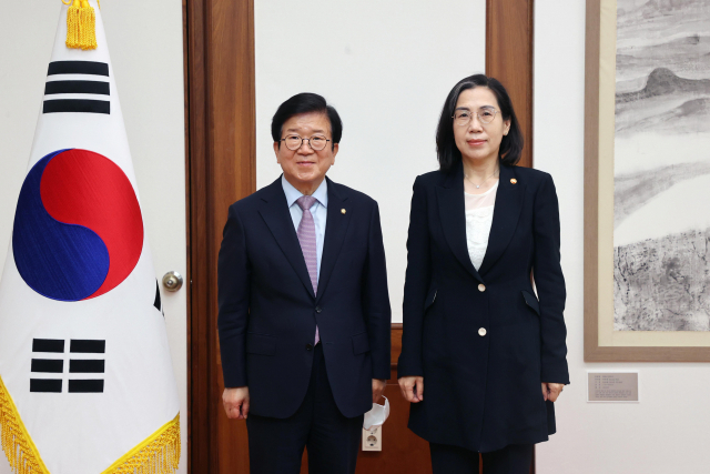박병석 국회의장(왼쪽)이 25일 국회의장실을 찾은 김현숙 신임 여성가족부 장관과 기념 촬영하고 있다. 연합뉴스