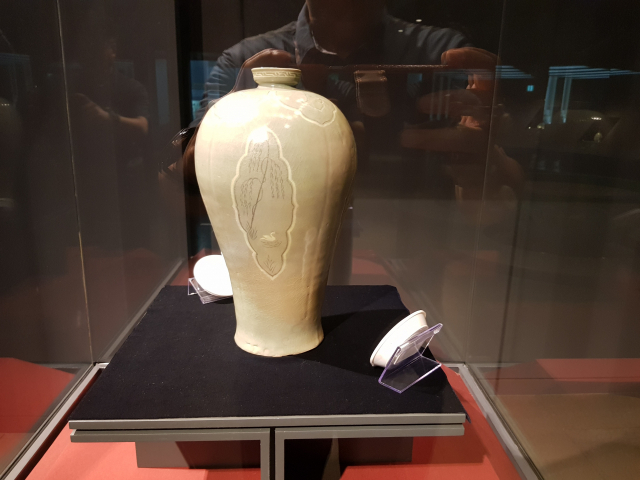부안청자박물관 전시작품인 청자상감류국문매병
