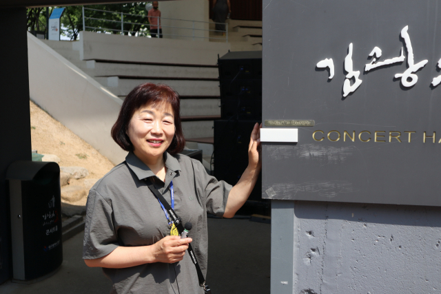 24일 윤석열 대통령의 근대골목투어 해설을 맡은 문화관광해설사 김정자 씨를 근대골목에 대해 이야기하고 있다.이화섭 기자.