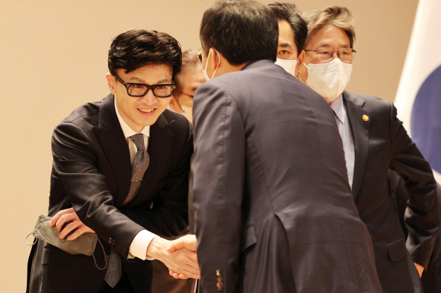 한동훈 법무부 장관(왼쪽)이 23일 오전 세종시 정부세종청사에서 열린 한덕수 국무총리 취임식을 마친 뒤 참석한 장·차관들과 인사하고 있다. 연합뉴스