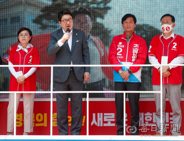 25일 오후 경산시 경산공설시장에서 지원 유세에 나선 국민의힘 권성동 원내대표가 한 표를 호소하고 있다. 우태욱 기자 woo@imaeil.com