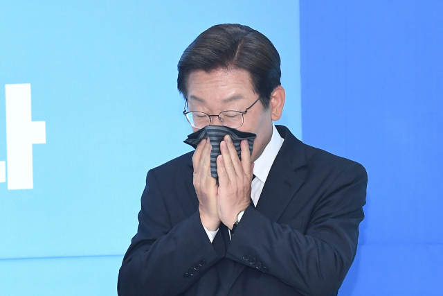 더불어민주당 이재명 인천계양을 국회의원 후보 겸 총괄선대위원장이 24일 인천 계양구 선거 캠프에서 