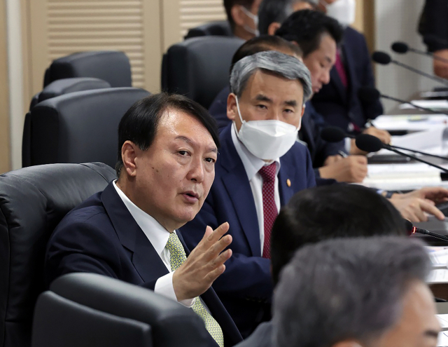 윤석열 대통령이 25일 오전 용산 대통령실 청사 지하의 국가위기관리센터에서 북한의 미사일 발사와 관련, 국가안보회의(NSC)를 주재하고 있다. 연합뉴스